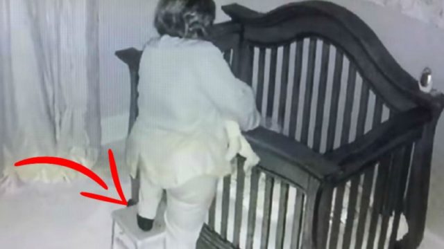61χρονη γιαγιά στέκεται πάνω από την κούνια του μωρού – Μετά από λίγα δευτερόλεπτα… (Video)