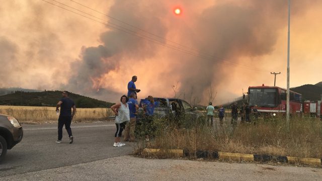 Φωτιά στα Βίλια: Συνεχείς αναζωπυρώσεις – Οι κάτοικοι πέρασαν τη νύχτα μέσα στα αυτοκίνητά τους