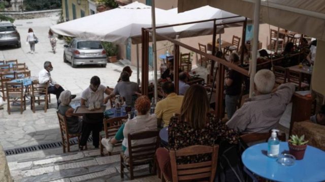 Κορωνοϊός: «Μαύρη» ζωή… αν μείνει κάποιος ανεμβολίαστος – «Ράλι» της κυβέρνησης για την ανοσία
