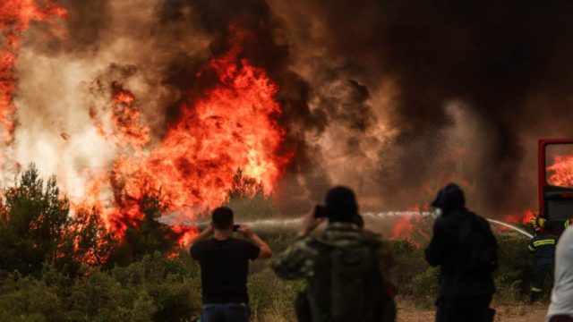 Σε τρεις νέες συλλήψεις για εμπρησμούς σε Λιβαδειά, Μυτιλήνη και Μαρκόπουλο προχώρησε η ΕΛΑΣ