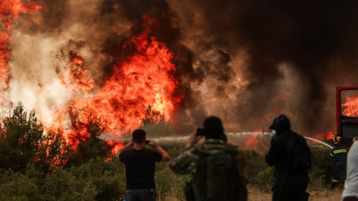 Σε τρεις νέες συλλήψεις για εμπρησμούς σε Λιβαδειά, Μυτιλήνη και Μαρκόπουλο προχώρησε η ΕΛΑΣ