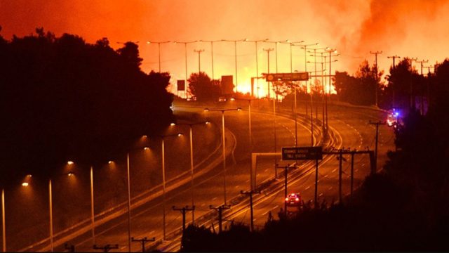 Όπως πάει θα γίνουν ένα οι φωτιές Αττικής και Εύβοιας! Στην Εθνική Οδό στο ύψος της Μαλακάσας πέρασε η πυρκαγιά