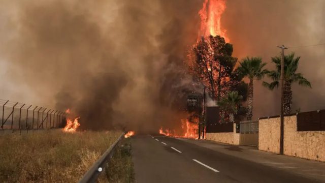 Φωτιά στη Βαρυμπόμπη: Εγκλωβισμένοι αστυνομικοί και πυροσβέστες! Προσπαθούν να τους διασώσουν με ελικόπτερα