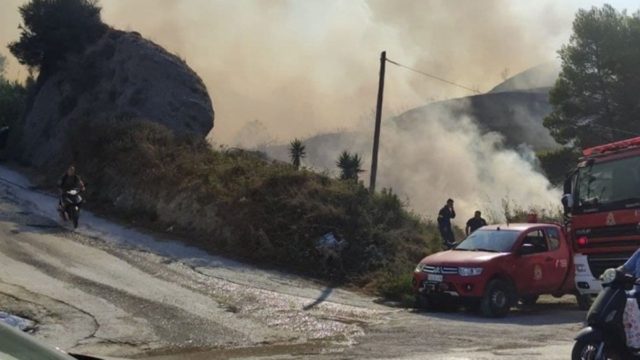 Φωτιά στη Ζάκυνθο: Απειλεί σπίτια στο Αργάσι