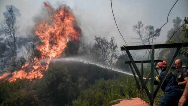 Φωτιά στα Βίλια: Γιατί δεν εστάλη μήνυμα από το 112