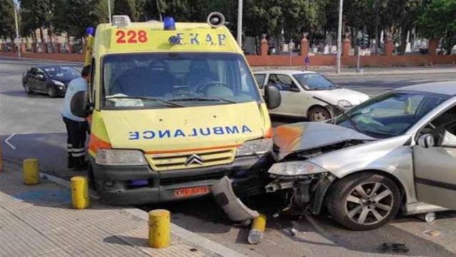Τροχαίο στην Θεσσαλονίκη: Τρεις τραυματίες από εκτροπή ασθενοφόρου