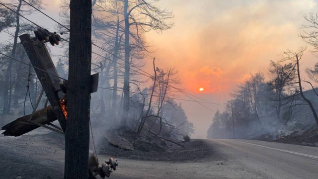Πύρινος εφιάλτης στην Βόρεια Εύβοια: Κυκλωμένο από τις φλόγες το χωριό Ελληνικά!