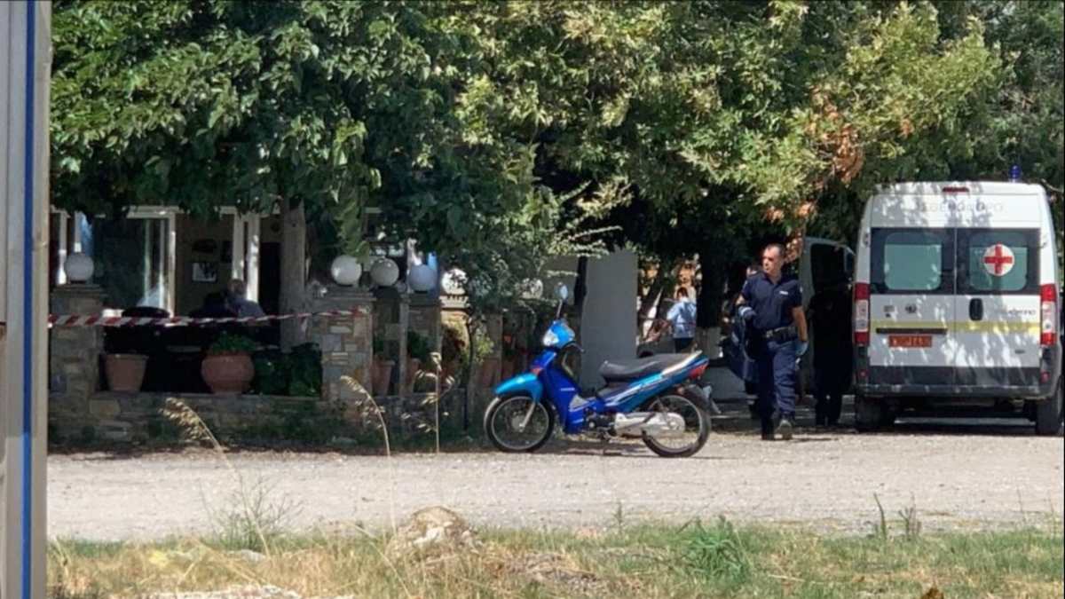 Έγκλημα στη Λάρισα: Οι πρώτες εικόνες από το σημείο της δολοφονίας – Σκότωσε τη γυναίκα του μέσα στο μαγαζί του αδελφού της