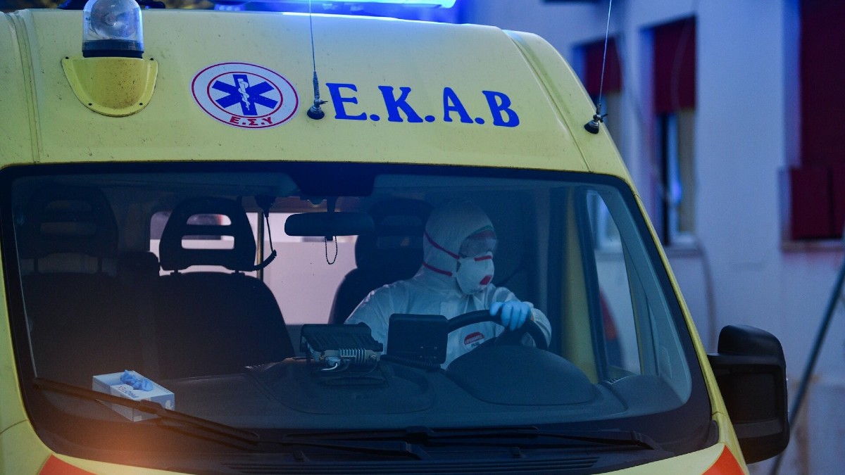 Θεσσαλονίκη: Μεθυσμένος άνδρας επιτέθηκε σε διασώστες του ΕΚΑΒ και έσπασε το ασθενοφόρο