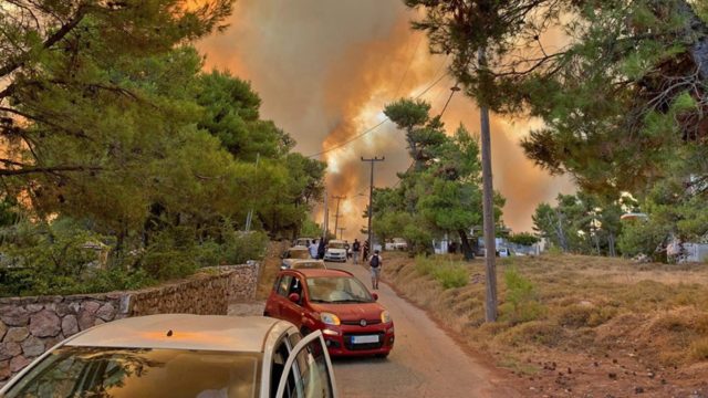 Καίγονται σπίτια στη Δροσοπηγή: Εκκενώνονται Κρυονέρι και Αφίδνες – Φόβοι για μπλακ άουτ
