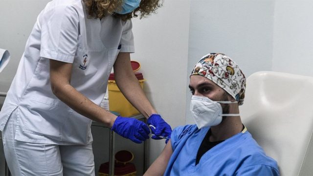 Από 16 Αυγούστου σε επ’ αόριστον αναστολή οι ανεμβολίαστοι υγειονομικοί