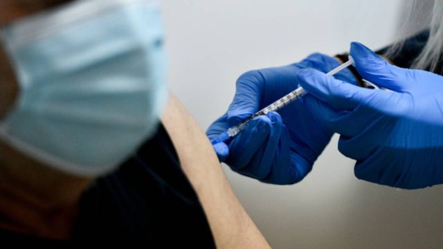 Η απλή απάντηση: Από αυτό εξαρτάται αν θα νοσήσει ένας πλήρως εμβολιασμένος