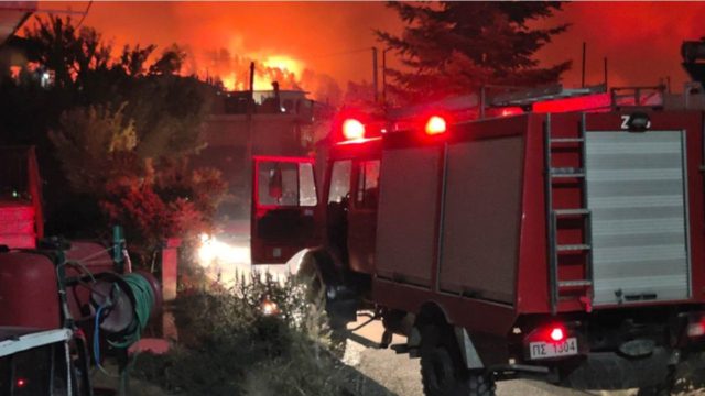 Αγιος Στέφανος: Δύο συλλήψεις για εμπρησμό – Καταγγελίες για οργανωμένο σχέδιο εμπρησμού σε όλη τη χώρα