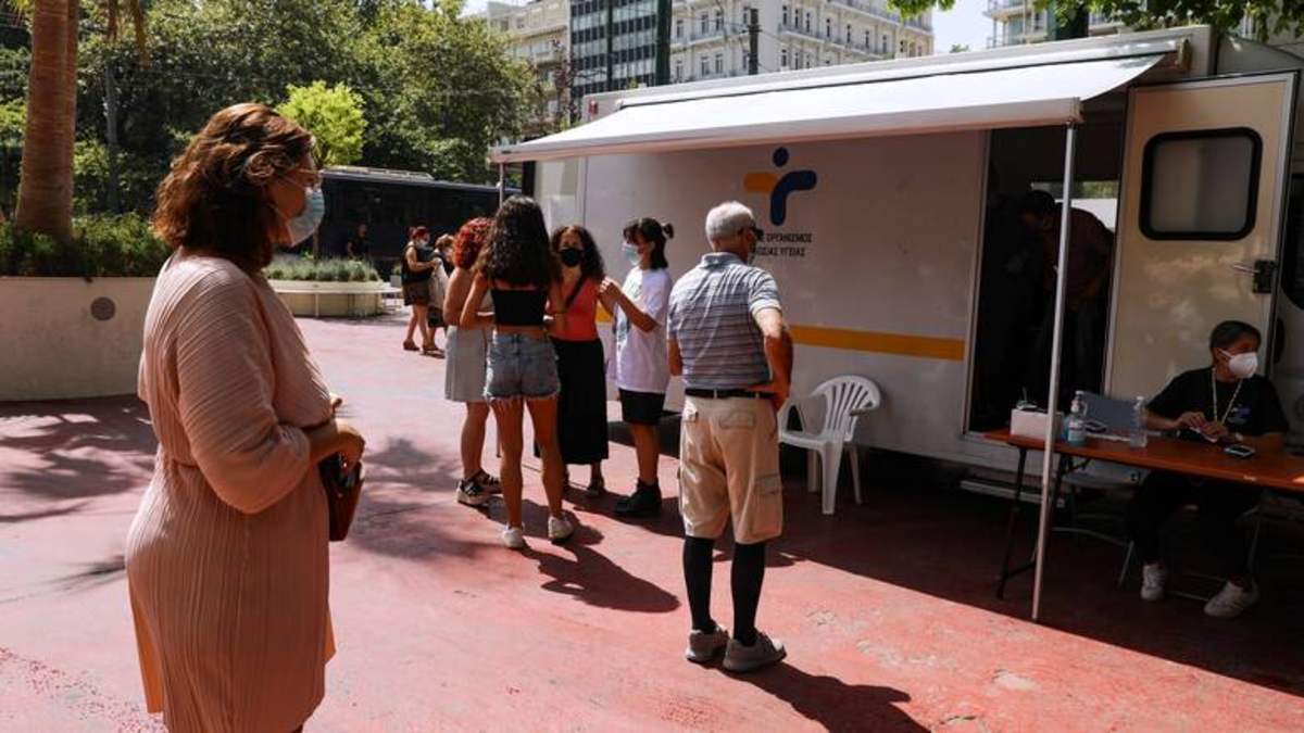 Κορωνοϊός: Ξεκίνησαν οι εμβολιασμοί έξω από τις εκκλησίες – Αυτά είναι τα εναλλακτικά σενάρια υποχρεωτικότητας που εξετάζει η κυβέρνηση