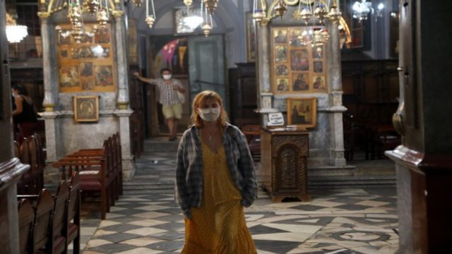 Από σήμερα εμβολιασμοί έξω από εκκλησίες – Κλείστηκαν 220.000 νέα ραντεβού
