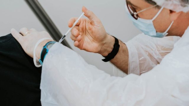 Απίστευτο περιστατικό: Άνδρας «έκλεψε» ΑΜΚΑ γιατρού για να εμβολιαστεί