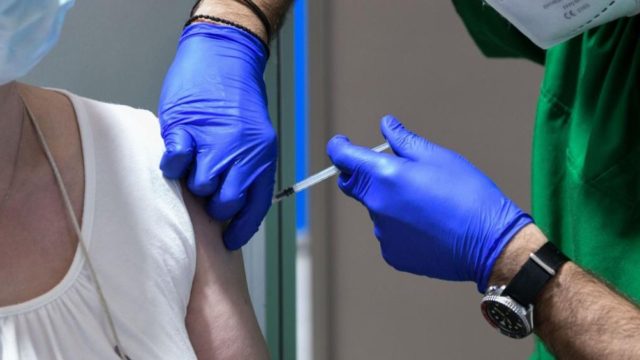 Κορωνοϊός – Εμβόλιο: Τρίτη δόση σε ευπαθείς από Σεπτέμβριο