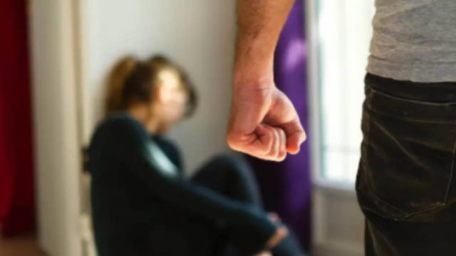 «Ο άντρας μου πήγε να μου βγάλει τα δόντια με τανάλια»: Συγκλονιστική μαρτυρία από θύμα ενδοοικογενειακής βίας