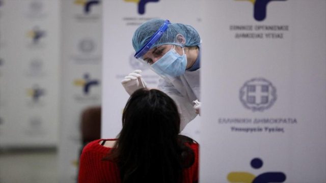 Πάνω από 3.500 τα κρούσματα – Αύξηση των σκληρών δεικτών με 30 θανάτους και 296 διασωληνωμένους