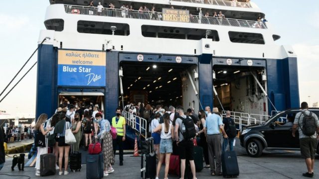 Κορωνοϊός: Η επιστροφή από τα νησιά τρομάζει τους ειδικούς –  Εκκλήσεις στους ταξιδιώτες για την τήρηση των υγειονομικών μέτρων
