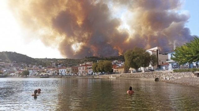 Φωτιά στην Εύβοια: Μεγάλος αγώνας των πυροσβεστών με τις φλόγες