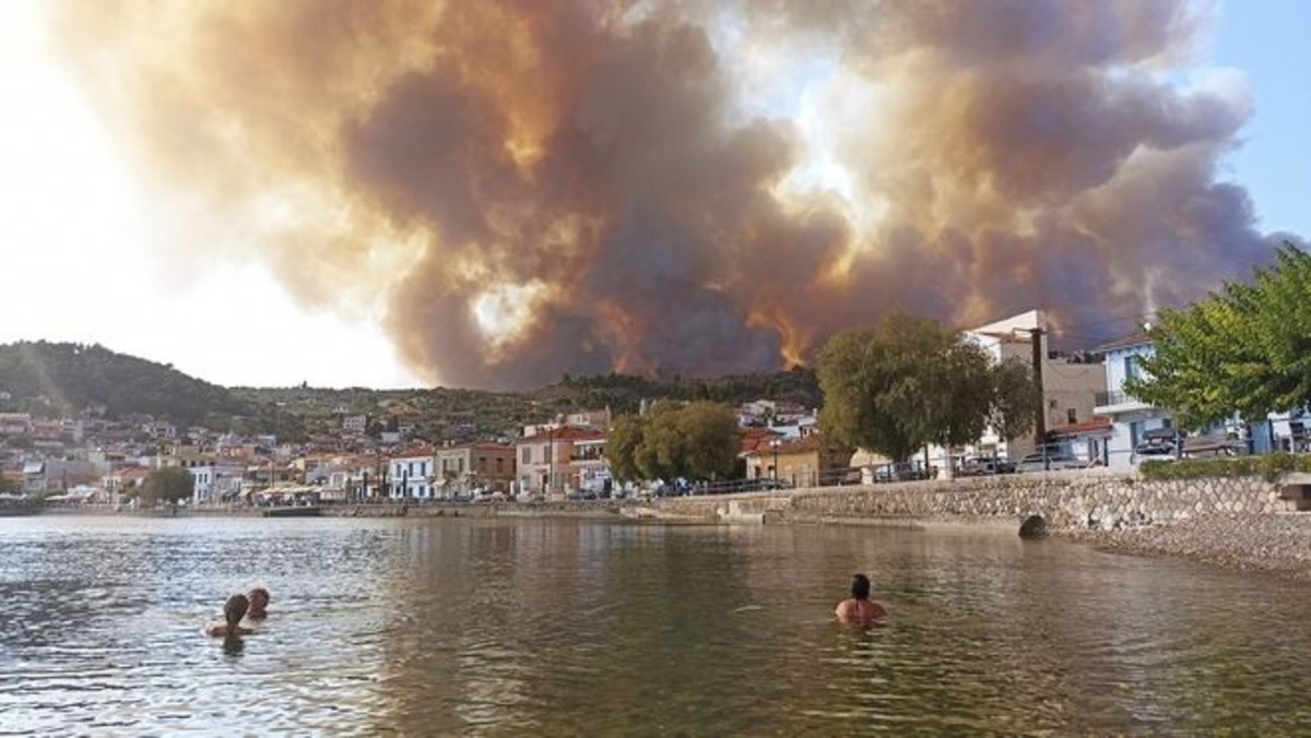 Φωτιά στην Εύβοια: Μεγάλος αγώνας των πυροσβεστών με τις φλόγες