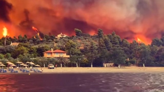 Πύρινος εφιάλτης στη Βόρεια Εύβοια: Κάηκαν σπίτια στις Ροβιές – Εντολή εκκένωσης της Σκεπαστής – Σε τρία μέτωπα η μάχη