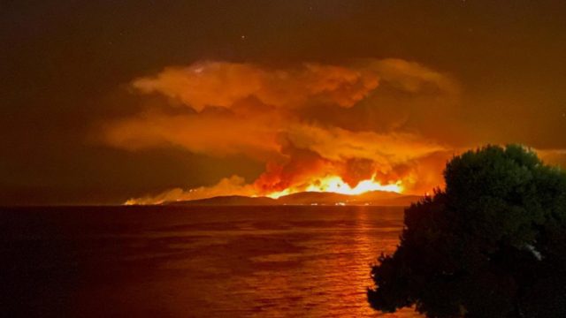 Φωτιά στην Εύβοια: «Χάθηκε» η μάχη στο Πευκί – Καίγονται σπίτια