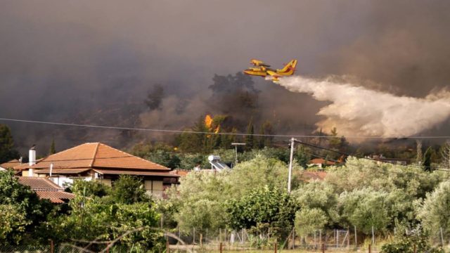 Φωτιές στην Ελλάδα: Το υπουργείο Εσωτερικών χορηγεί 1,5 εκατ. ευρώ σε 17 Δήμους και πέντε Περιφέρειες
