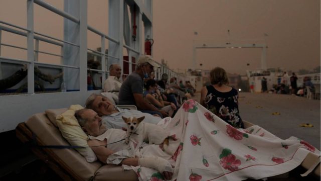 Φωτιά στην Εύβοια: Ανατριχιάζει η φωτογραφία ηλικιωμένου ζευγαριού – Η εικόνα καταστροφής από ψηλά