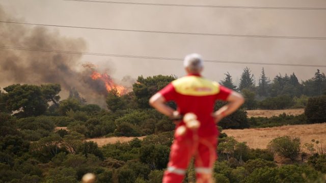 Στις φλόγες όλη η χώρα: Τεράστιες πυρκαγιές από Αττική μέχρι Μεσσηνία και Εύβοια – Μάχη με τις αναζωπυρώσεις