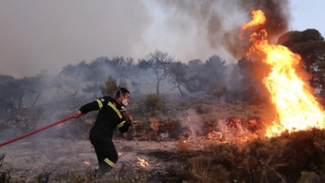 Φωτιά στα Βίλια: Νέα εντολή για εκκένωση από Άγιο Γεώργιο προς Μάνδρα – Κινδυνεύει η Νέα Πέραμος