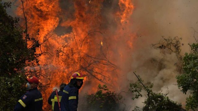 Φωτιά στην Αρκαδία: Τρεις πυροσβέστες στο νοσοκομείο – Η διάψευση των Ρουμάνων