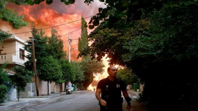 Πύρινος εφιάλτης στη Βαρυμπόμπη: «Μάχη» από αέρος και γης για να οριοθετηθεί – Ένα μέτωπο ενεργό – Κάηκαν 80 σπίτια
