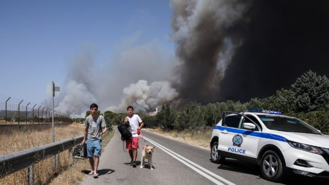 Φωτιά Βαρυμπόμπη: Ακούστηκαν εκρήξεις – Εκκενώθηκε κατασκήνωση – Διακοπή δρομολογίων της ΤΡΑΙΝΟΣΕ