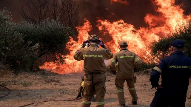 Σε πύρινο κλοιό η Αττική: Εκκενώνονται Πολυδένδρι, Καπανδρίτι και Μαλακάσα – Νέο μήνυμα του 112