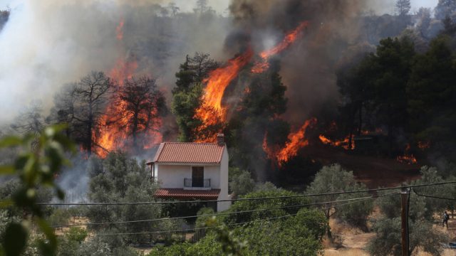 Φωτιά στην Εύβοια: Κατευθύνεται προς το μοναστήρι του Όσιου Δαβίδ – «Χρειαζόμαστε ενισχύσεις», λέει ο ηγούμενος Γαβριήλ