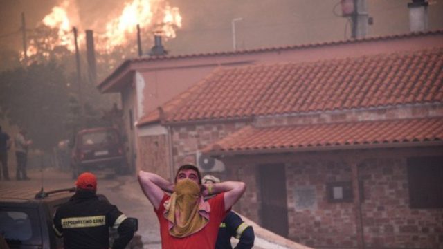 Ξέσπασμα κατοίκου της Εύβοιας για τη φωτιά: «Πυροσβεστικά με τρύπιες μάνικες»