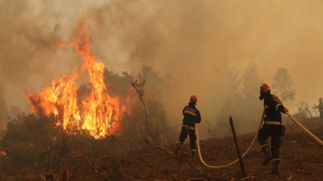 Εφιαλτικό το πύρινο μέτωπο στην Εύβοια: Εκκενώνεται και το Μαρμάρι – Σε ετοιμότητα το Λιμενικό για να παραλάβει κόσμο