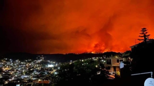 Φωτιά στην Εύβοια: Το μοναστήρι του Οσίου Δαυίδ έχει κυκλωθεί από τις φλόγες – Οι μοναχοί δεν το εγκαταλείπουν