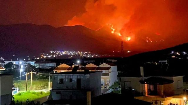 Τεράστια πυρκαγιά 8 χιλιομέτρων “κολάζει” και την Φωκίδα! Εκκενώνεται και ο Τολοφώνας