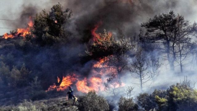 Φωτιά στο Μαρμάρι: Σε ύφεση η πυρκαγιά