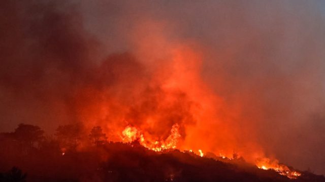 Φωτιά στην Εύβοια: Άμεση επέμβαση στο Μετόχι Καρύστου και εκκενώσεις – Τεράστιος ο κίνδυνος πυρκαγιών