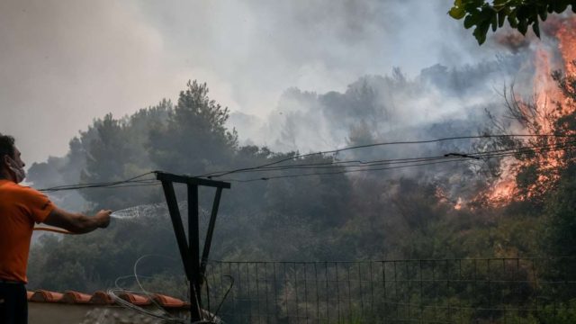 Φωτιά στην Κερατέα: Ορατός από το διάστημα ο καπνός – Δείτε τις εικόνες