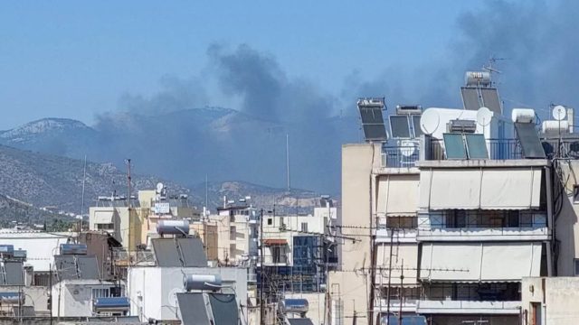 Φωτιά στα Άνω Λιόσια: Προς Πετρούπολη κινείται το πύρινο μέτωπο – Εκκενώνεται το κέντρο κράτησης στην Αμυγδαλέζα