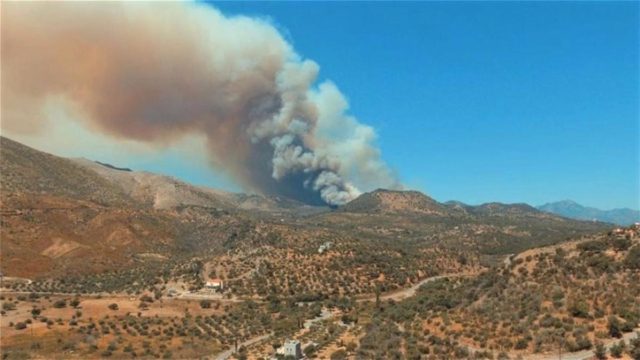 Φωτιά στην Μάνη: Στη δύσβατη περιοχή της Δεσφίνας το πύρινο μέτωπο