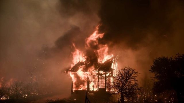 Φωτιά στη Μάνη: Ολονύχτια μάχη με τις φλόγες – Επιχειρούν εναέρια μέσα