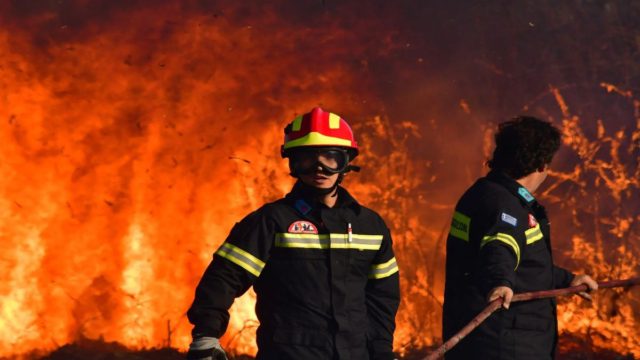 Κορωνοϊός: Κρούσματα σε πυροσβέστες που επιχείρησαν στις φωτιές