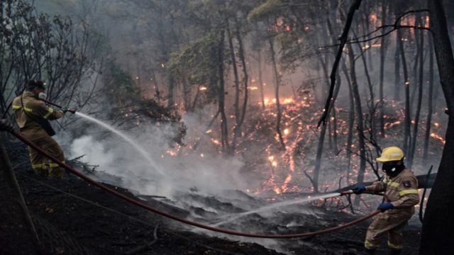Συγκλονιστικό βίντεο: Η διάσωση 7μελούς οικογένειας από το σπίτι της στον Άγιο Στέφανο