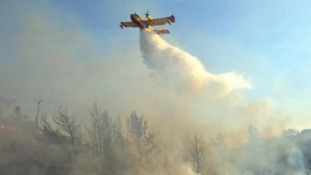 Ισχυρή φωτιά στη Ρόδο – Εκκενώνεται η Κοιλάδα των Πεταλούδων